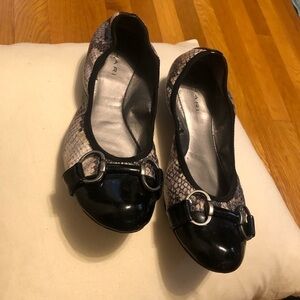 Tahari Animal Print Ballet Flats Silver‎ Accents Sz 6.5.  GUC.